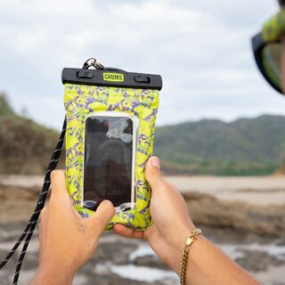 ☀️ Vos indispensables de l’été, épisode 7 !
Vacances et téléphone font rarement bon ménage… sauf si vous avez la bonne protection 😉
📱 Pochette étanche flottante – Chums
Garder son smartphone à portée de main, oui. Le voir couler au fond de la mer, non merci !
Cette pochette protège votre téléphone de l’eau, du sable et des éclaboussures, tout en vous laissant utiliser l’écran tactile.
Et si elle tombe à l’eau ? Elle flotte.
--
☀️ Your summer must-haves – Episode 7!
We all want our phones close — just not at the bottom of the ocean 🌊📱
📱 Floating Waterproof Phone Pouch – Chums
Protect your smartphone from water, sand, and splashes, without giving up touchscreen access.
This waterproof pouch keeps your phone safe — and it floats if dropped in the water.
#Chums #PhonePouch #ÉtancheEtStylé #WaterproofEssentials #BeachProof #TheAllAmericanShades #DigitalLifeSaver #PochetteTéléphone #AccessoiresVacances #SmartphoneSafe #USA #beachvibes #summer